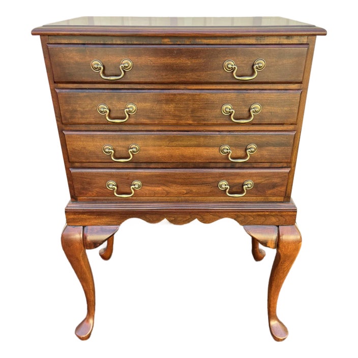 1970s Cresent Furniture Queen Anne Cherry 4-Drawer Lined Silver Flatware Chest